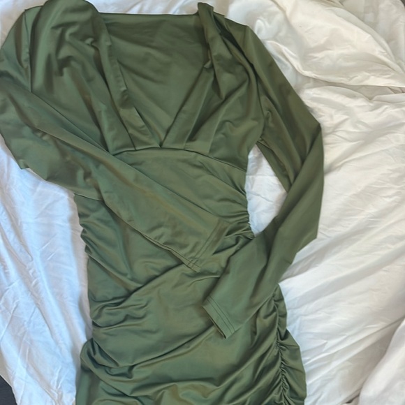 Green tight dressBRAND NEW NEVER WORN - Picture 2 of 4